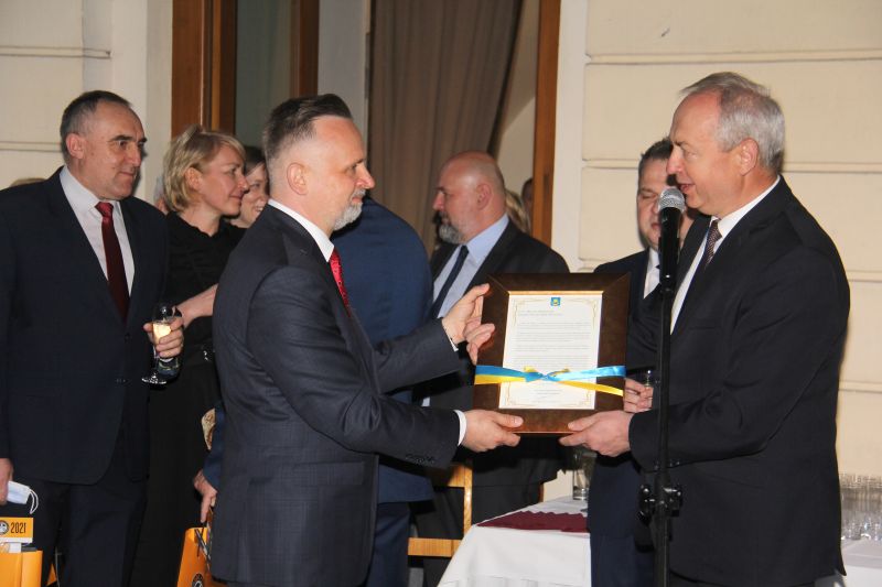Wójt Gminy wręcza Burmistrzowi Miasta list gratulacyjny z okazji 600-lecia nadania praw miejskich Mińskowi Mazowieckiemu