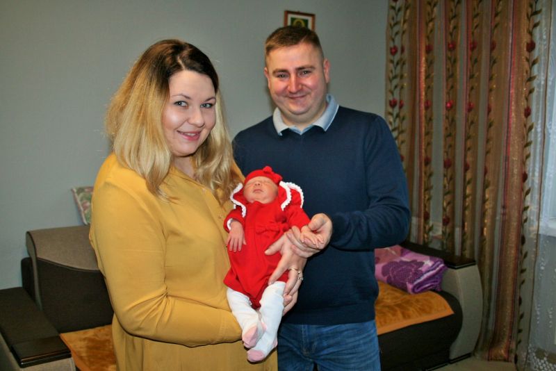 Zdjęcia z odwiedzin pierwszej mieszkanki Gminy Mińsk Mazowiecki, urodzonej w 2022 r.