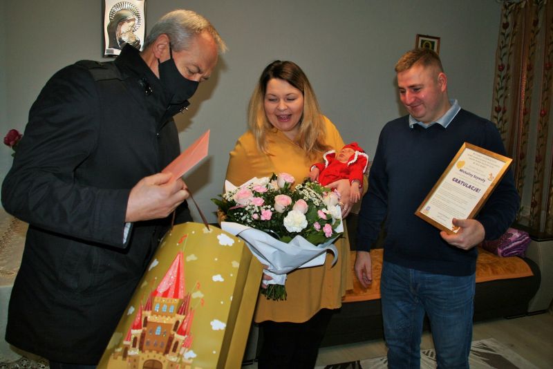 Zdjęcia z odwiedzin pierwszej mieszkanki Gminy Mińsk Mazowiecki, urodzonej w 2022 r.