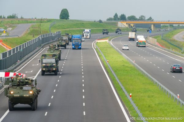kolumna pojazdów wojskowych na autostradzie