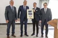 Przekazanie pamiątkowego banknotu 20-złotowego z wizerunkiem Mikołaja Kopernika przez Prezesa Banku Spółdzielczego w Mińsku...