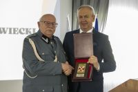 Wręczenie Wójtowi repliki sztandaru Związku Piłsudczyków, Oddział Mińsk Mazowiecki przez Prezesa Związku - Ignacego Wieczorka