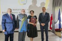 Wręczenie dyrektorce Szkoły Podstawowej w Zamieniu - Ewie Szaniawskiej-Strzeleckiej orderu przedstawiającego Józefa...