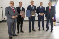 Wręczenie wyróżnień przez przedstawicieli władz powiatu mińskiego