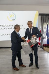 Przekazanie upominku przez Grzegorza Padzika - Przewodniczącego NSZZ Solidarność