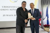 Przekazanie pamiatkowego upominku przez Prezesa UKS Judo Kontra - Zdzisława Wiącka
