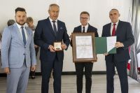 Dyplom i pamiątkowy medal Pro Masovia dla Gminy Mińsk Mazowiecki