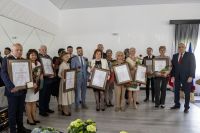 Uhonorowani dyplomem i medalem Pro Masovia - wspólna fotografia