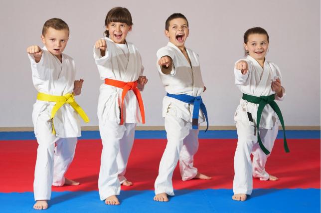 Dzieci ćwiczą judo