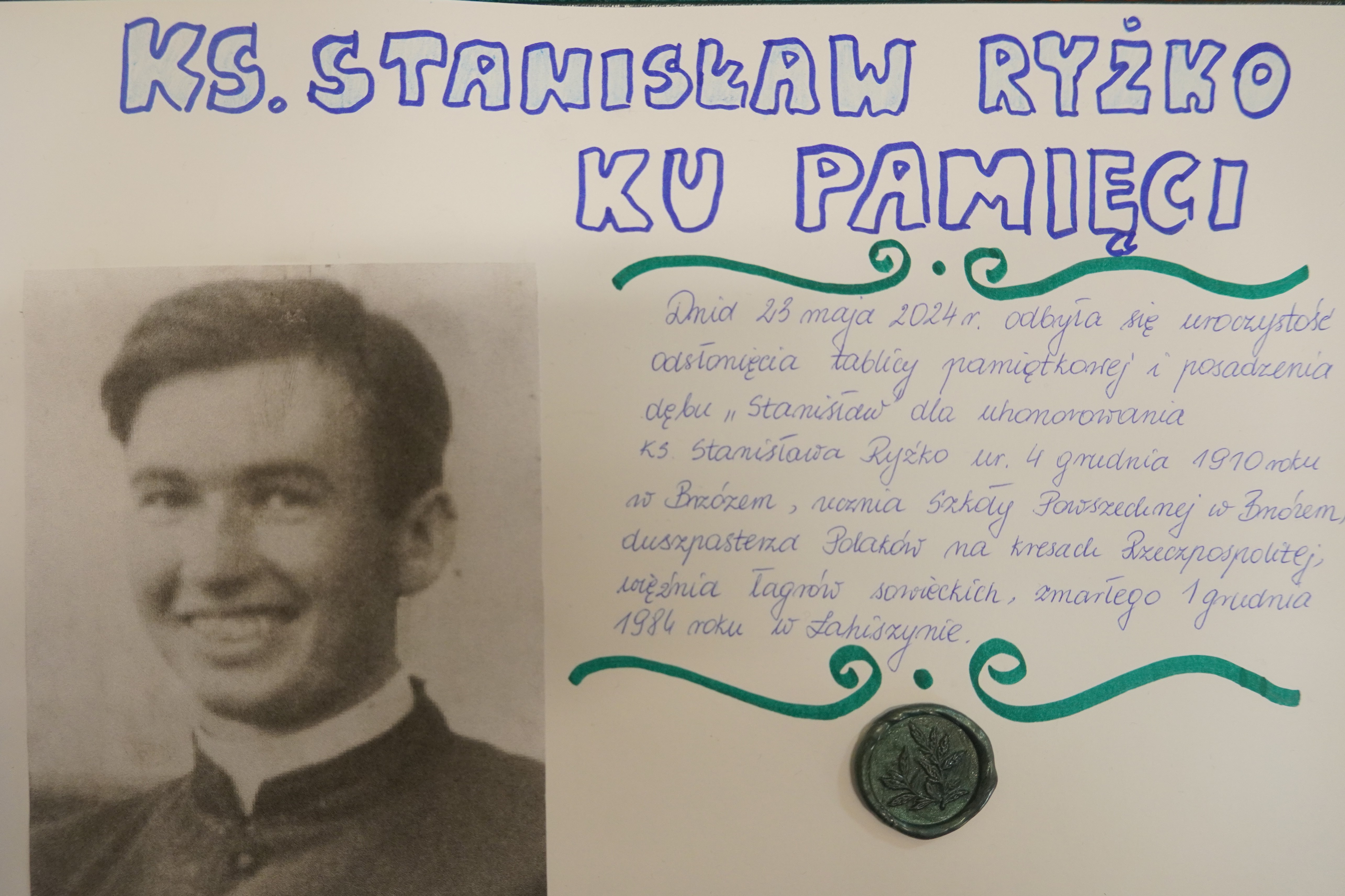 Uroczystość odsłonięcia tabliocy pamiątkowej i posadzenia dębu pamięci "Stanisław" w szkole Podstawowej w Brzózem